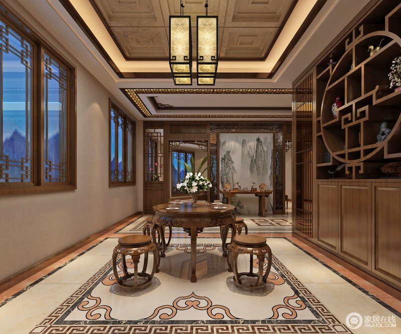 休闲室中圆形古桌与古凳创造着中国传统意境，花色地砖勾勒出天人合一的格局。