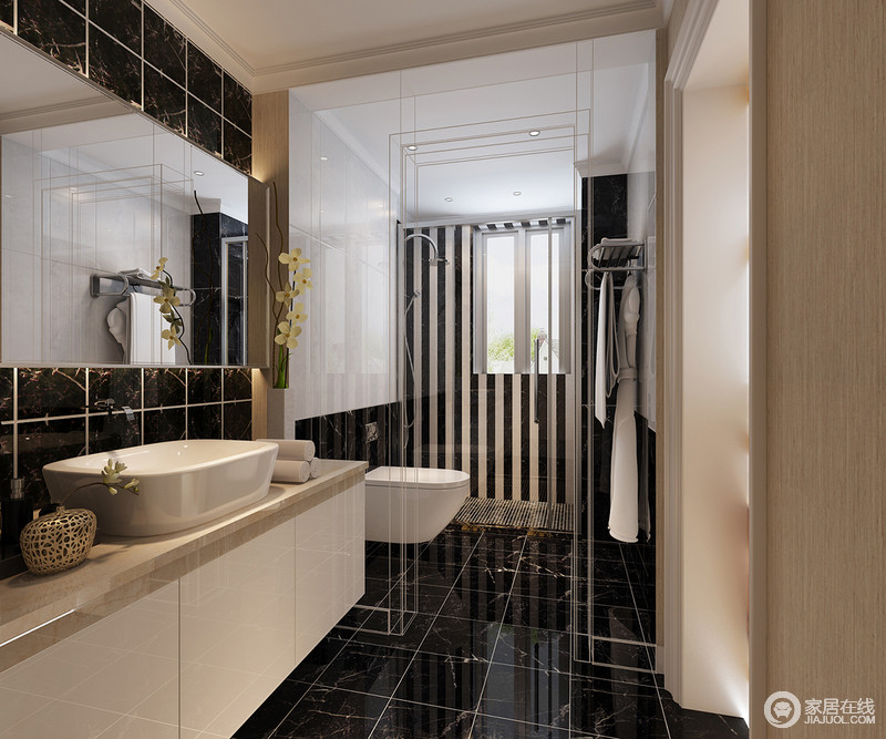 黑白的运用色，不会使卫生间看起来沉闷压抑，反而带来复古的时尚感。透明玻璃材质把空间分割成三部分，洗漱区、如厕区和淋浴区，干湿分离的同时，透明的材质也带来空间通透性。