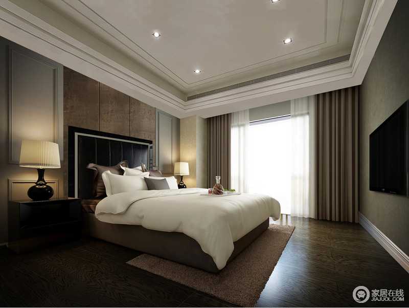 木纹地毯和驼色窗帘形成中性调的氛围，但是因为黑色柜子和白色床品地闯入，创造着现代优雅的风范。