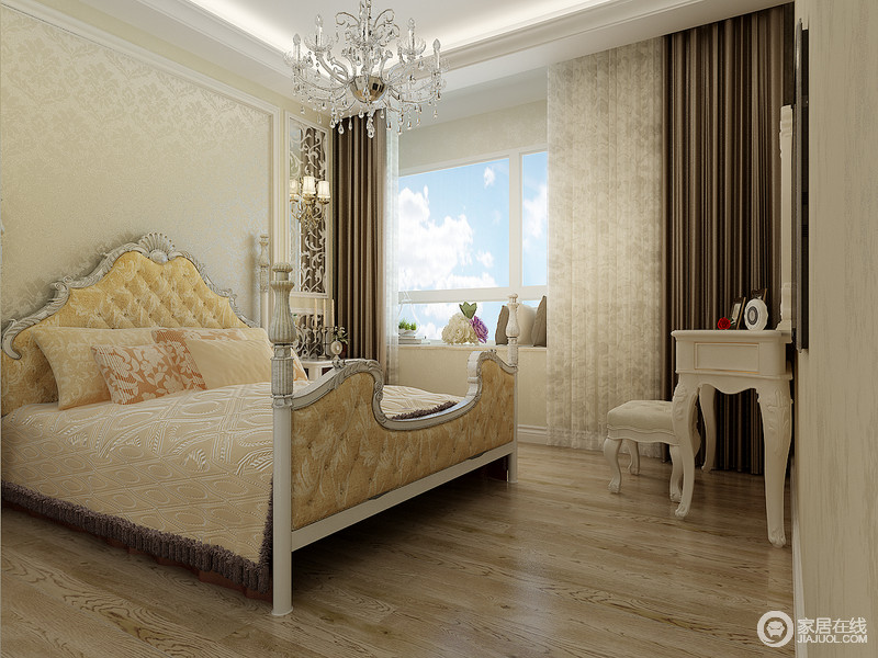 卧室运用了深浅黄色的对比，在印花的缤纷演绎下，浪漫与奢华充盈在空间里。咖、褐色的条纹窗帘与印花白纱帘，交叠出慵懒惬意的气息，空间颇具华丽风情。