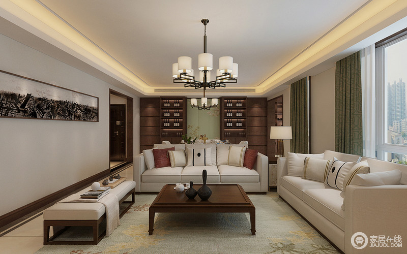 室内搭配简约，却韵味雅致。柔和温润的浅米灰色沙发系列同墙面色调一致，强调了褐色实木的质感。画作装饰出了几分艺术情调，而墨绿色窗帘则带来了清新素雅。