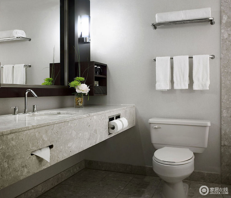 卫浴间设计得十分简洁，通过大理石盥洗台就可满足日常使用，黑色镜框与整体空间形成色彩层次，不乏现代感。