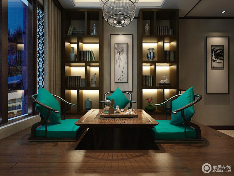 孔雀蓝的软饰为整个儒雅的木色带来极具魅力的时尚感，把中式融合到现代意境中来。在榻榻米营造出来的禅意中，整个空间既满足了实用性的需求，又极具风雅。 