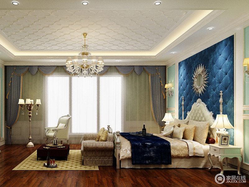 卧室不同色调的蓝，运用在床头背景墙及布艺、窗帘上，让端庄大方的空间，多了层次上的静谧安和感；米黄色的床品和地毯，则为空间注入舒适放松的温馨感；灯饰的晶莹点缀，带来浪漫的璀璨光华。