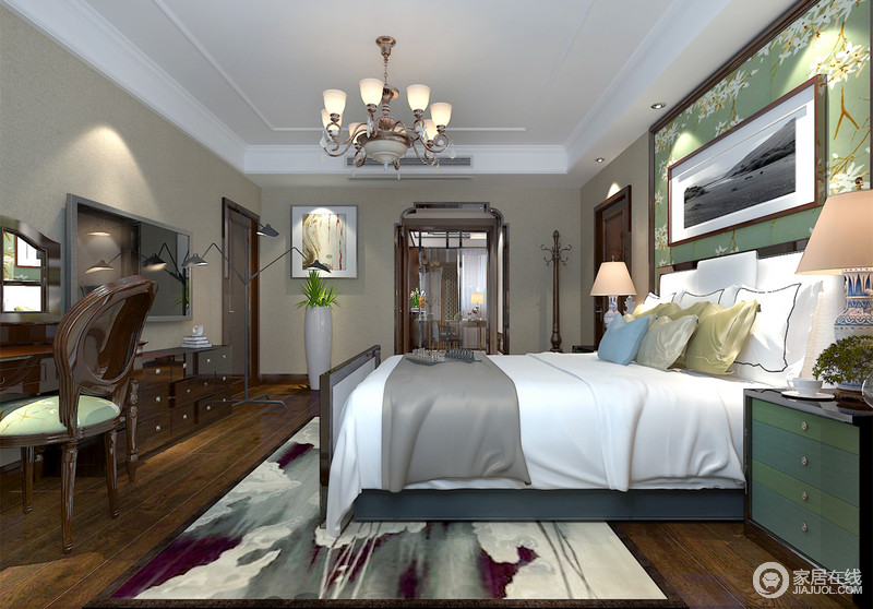 卧室中采用了大量地棕色木线饰边，静默地为空间化身，白色床品让你去追寻生命的净。
