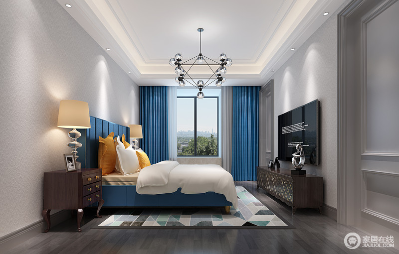 简约风格的卧室里，中性的灰色使天蓝色愈发显得雅致清隽；床品上一抹橙黄配以浅白，在地毯铺陈下，配敦厚实木，空间既有现代质感的时尚，又蕴含自然的朴质。