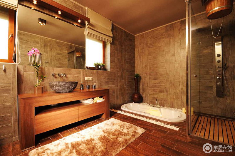 整体卫浴间由实木打造，从墙体立面、地面到盥洗台无一例外，自然的生活品质深入人心，也深化了设计的精神境界，表达着纯粹地东南亚品格。