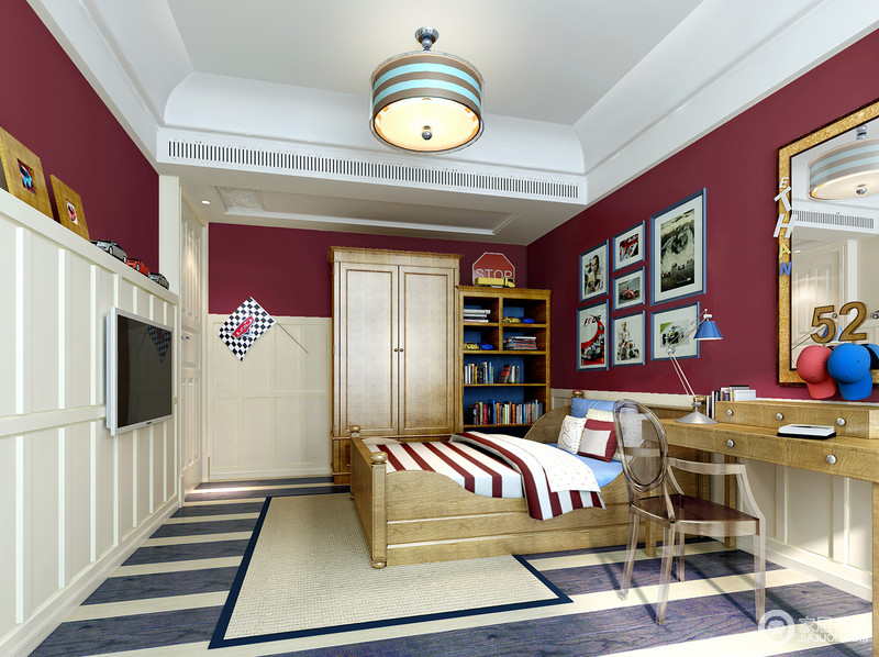 次卧大胆以苋红色温厚的拼接白色墙板，高低错落的方式让空间活泼又充满了力度，墙板上的立体线条与蓝白地毯及床品以条纹的形式，增添空间的时尚活力；温和的实木散发着自然的气息，让空间多了些复古的舒适休闲。
