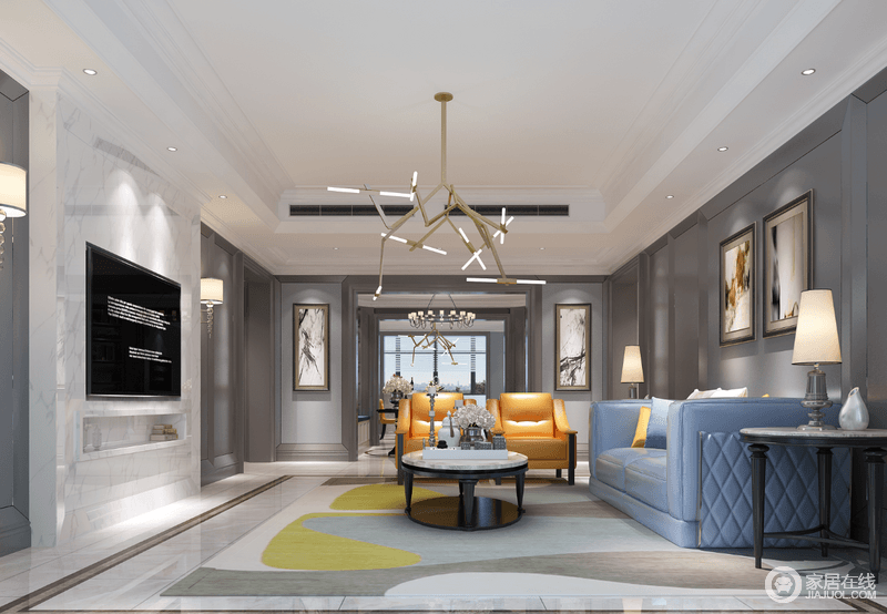 中性的灰白为主基调的客厅里，亮色系的浅蓝、橙黄色沙发显得鲜明而靓丽。铺陈的地毯色块活泼趣味，与造型个性化设计的吊灯，点缀出空间的活力创意。