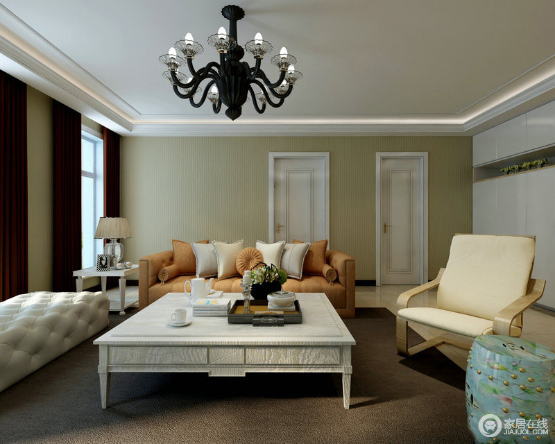 客厅以米色壁纸和咖色窗帘凸显层次感，黑色地毯衬托古典家具。