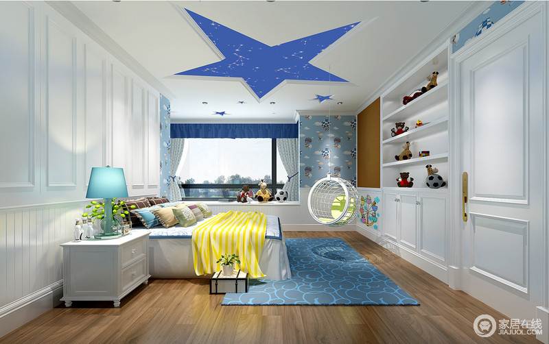 在纯白色调的男孩房里，设计师将吊顶设计成星星的模样，将童话故事的里童话意境完美呈现出来。蓝色织物和墙饰的点缀，使空间活泼灵动带着童趣。