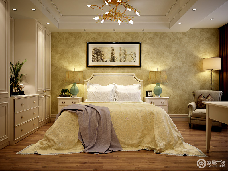 米黄色暗纹墙纸，与床品色调一致，温馨的色彩在丰富的光源下，释放出舒适明快的气息；床头斗柜与衣柜呼应出新古典的典雅，线条的凹凸间诠释着端庄大气。