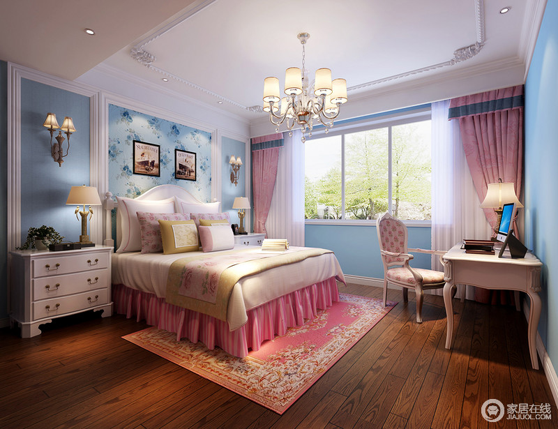 女孩子的房间大胆的将蓝、白、粉色交织出浪漫的格调，彰显出活泼开朗的空间气质。柔美的印花点缀在墙上、床品和织物、单人椅上，缤纷出锦簇灵动。