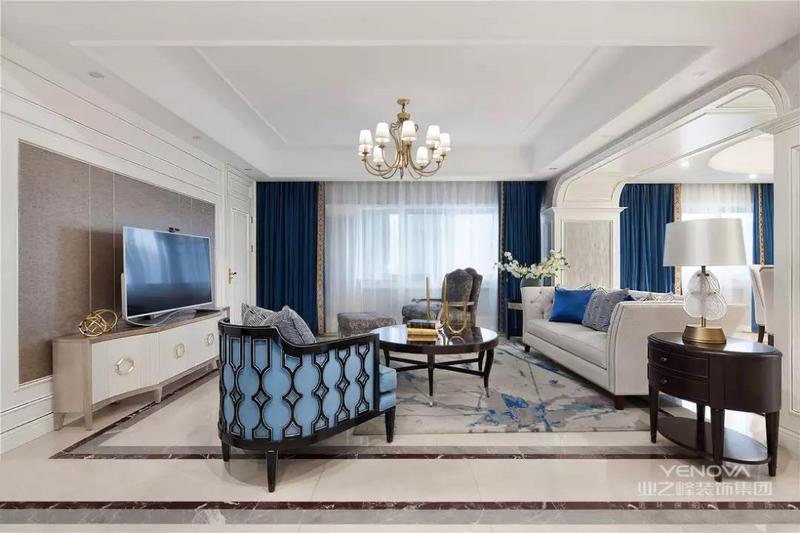客厅区域设计师运用木饰面与硬包结合，从色彩和形态上丰富了空间层次感，欧式的奢华格调也更为突出。