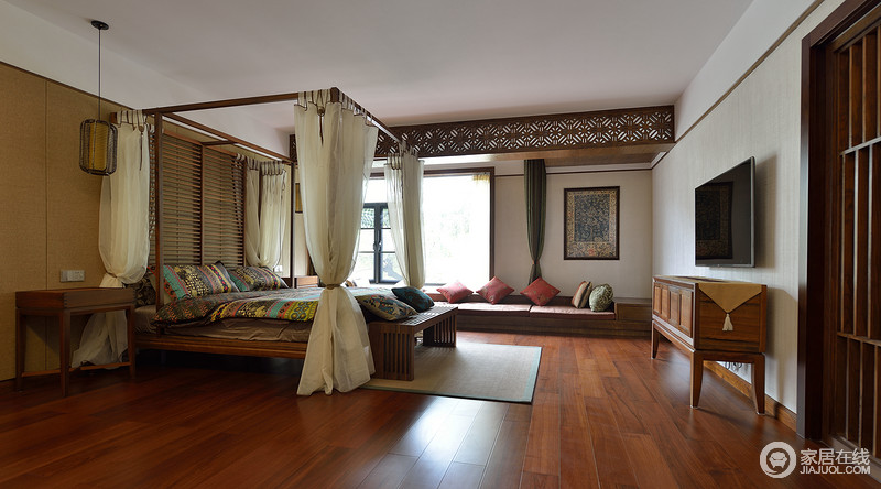 全木结构的卧室就连支架床都不例外，民族风情的床品张扬着热带气息，木质榻榻米上的红色靠垫和墨绿色窗帘形成视觉反差，应和出乡村的清爽和明朗。