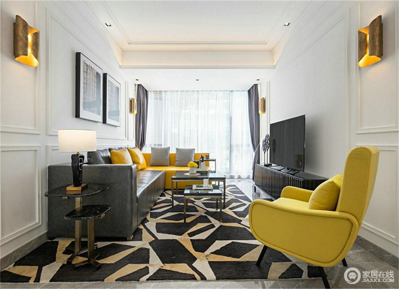 客厅以黑白灰为主色来搭配，加上黄色家具的搭配为空间增添了许多生气，家具的选择都是极简的配置，对于小空间来说最合适不过。