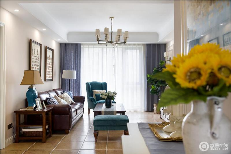 客厅大大的落地窗将空间造得明快，蓝色窗帘与白色纱幔构成清幽和朦胧，咖色美式油蜡皮质沙发因为蓝色扶手椅多了现代优雅，经典美式台灯与落地灯调和出个性，让仿旧的气息变得与众不同，给你现代美式温馨。