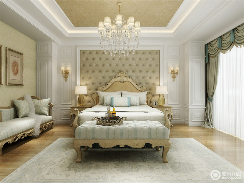 卧室内的壁纸、沙发以及地毯等都像淡色水彩一样透发出斑斓的清爽感。背景墙采用崩皮设计+护墙板，营造出端庄优雅，整体格调素淡带来清爽睡眠环境。