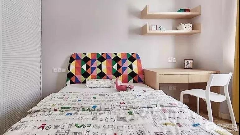 炫彩床头是整个房间的亮点，这大概是个儿童房，用绚丽的色彩点亮单调的空间，床品的选择也选用了带有色彩点缀的纯棉制品