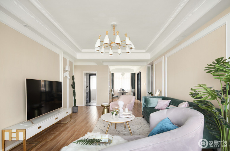 客厅布置的简约但实用，优雅的粉绿沙发碰撞组合，在浅驼色背景墙的轻柔营造下，有着北欧的舒适清逸。