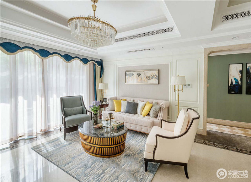 客厅浅色系的色调搭配加上独具一格的圆形茶几，小小的空间充满了温馨浪漫之感。