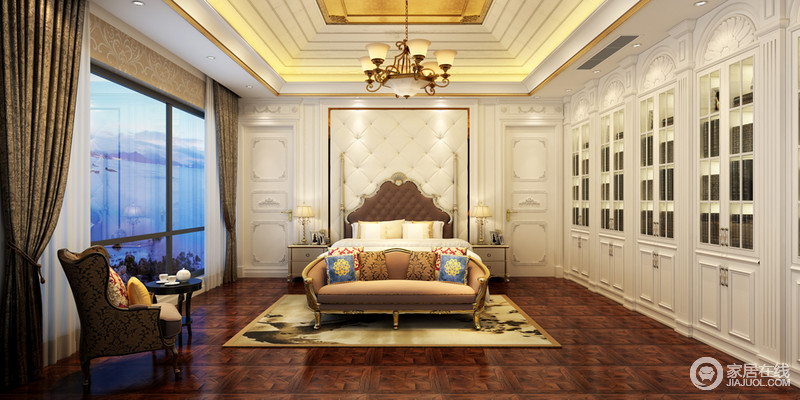 卧室中锥形吊灯强化了空间结构美感，让看似平淡的空间多了些宫殿般的贵气；宽阔的空间让驼色典雅的沙发都显得不够大气，却是设计时的精心配备。