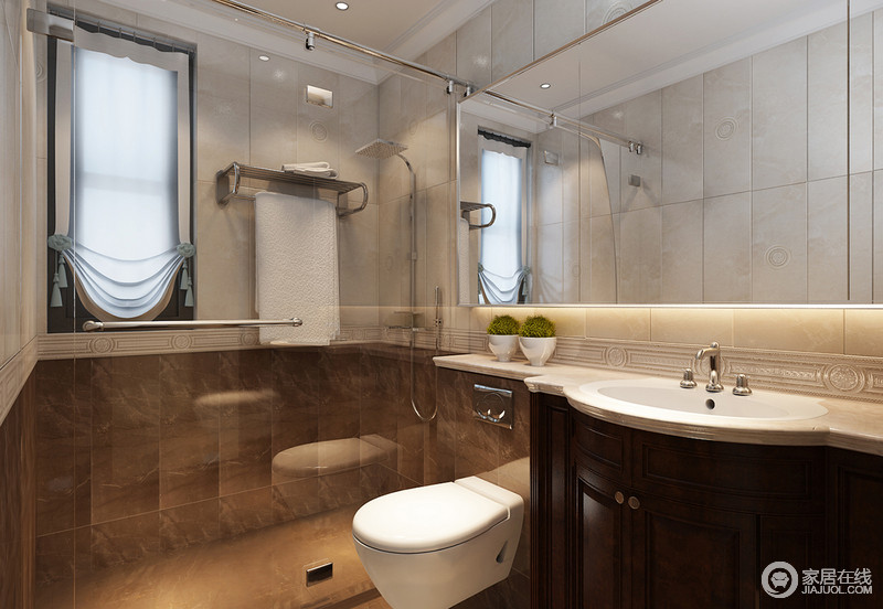 简约的卫生间墙面使用了拼接式混搭，使空间看上去富于变化，更具层次性。紧凑的空间里，清透的玻璃有效隔离了干湿区，保证空间的干爽与整洁。长条型的浴室镜，扩展了空间的视觉效果。