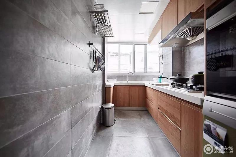 厨房是个极难打理的地方，但设计师采用灰色的墙面与地面设计，简约大气，又易打理