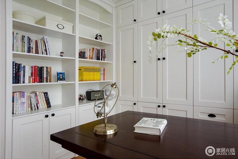 书房从功能出发，定制得实木书柜满足主人的收纳需求，并与白色收纳柜构成一体，让空间简洁而实用；精心挑选的褐色美式书桌和金属灯具，因为花器与书，让空间变得纯粹而美好。