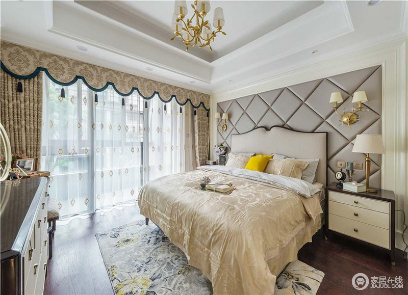 卧室米白色为基调的搭配加上软包的背景墙设计，让人觉得温馨放松。薄纱的窗帘让空间更加静谧。