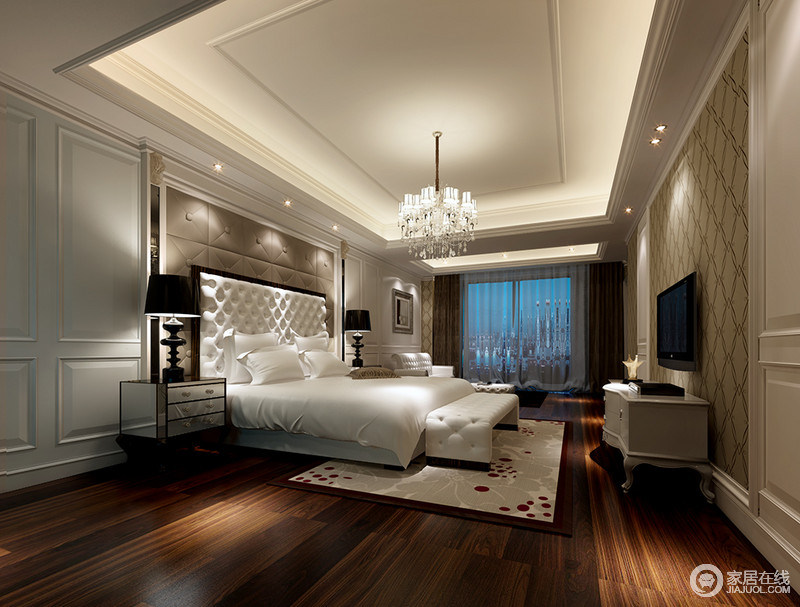 卧室利用较少的家具营造最舒适的休憩时光，铜面床头柜上的黑色台灯简单中呈现着精致，也令白色的床品和床尾凳彰显着纯净，让人更觉得舒适。