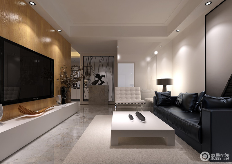 客厅墙面大面积的视觉留白，家具采用同色系配搭，而沙发和电视则以醇厚的黑色，与空间主色碰撞，对比鲜明；原木墙板朴质温和，运用在电视墙上，与灰色的地面，为时尚感空间注入了温润舒缓的自然气息。