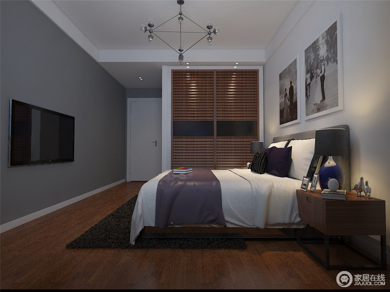 深色系的棕木运用在地板、床头柜和衣柜上，搭配灰白拼接的墙面，使卧室展现出既温和舒适又保持了简洁沉稳的硬朗气质；白色的床品上，一抹深紫的点缀，带来几分柔婉气质。