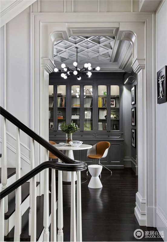 楼梯旁设计了书柜，以及桌子，满足业主看书的习惯，同时又能作为一个休闲喝茶的场所