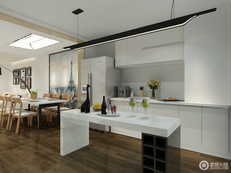 厨房与两厅保持同一色系，简洁的厨房以西厨为主，上下式橱柜与墙面、家电巧妙融合，白色岛台将大理石材质与亚光材料拼接，彰显出简洁空间的细节营造。