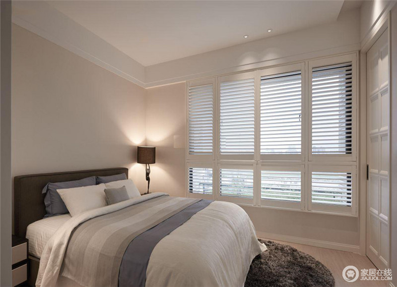 卧室柔和的暖色调灯光加上素雅纯净的配色，让整个空间静谧舒适更加利于休息放松。
