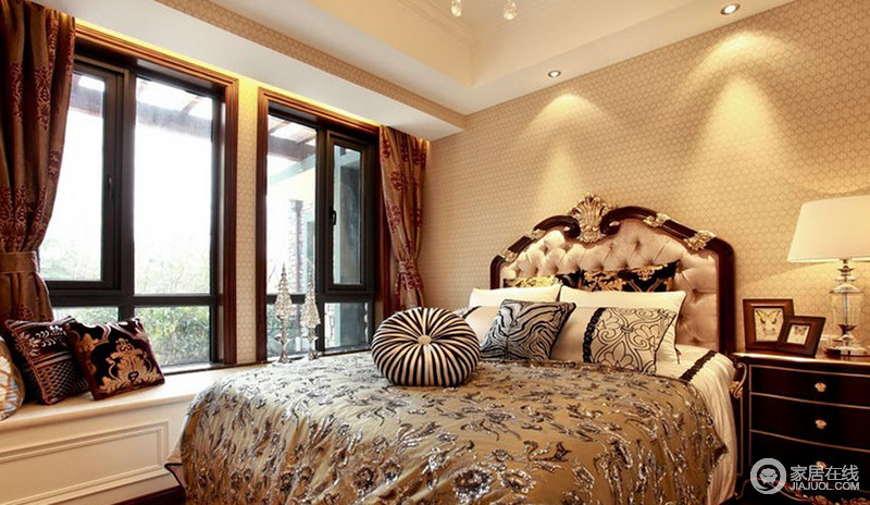 卧室拥有着欧式的奢华基调，繁华秀丽的丝质床品烘托出华丽与温馨。
