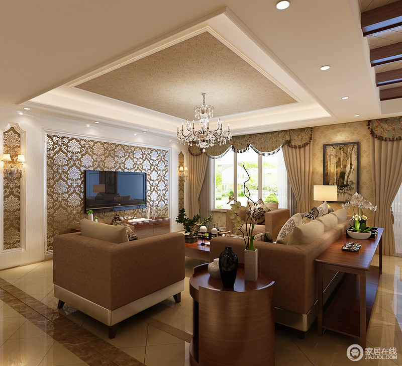 复古色调的客厅里，墙面使用了繁复的印花装饰，配合着棕色的沙发系列、同色系的温和木质茶几、边几，在华丽水晶灯灿烂光芒下，空间展现了温馨华奢的浪漫氛围。