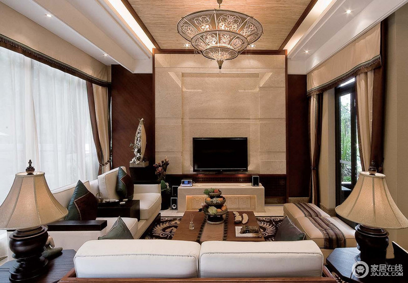 客厅结构规整，从吊灯层叠之间的线性设计，到灯光巧妙的融入，给予家沉寂与朴素的氛围；现代沙发搭配东南亚风的花盆式吊灯，更为利落。