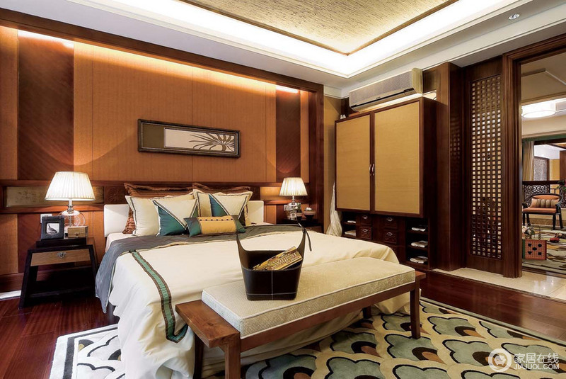 卧室的背景墙被粉刷成了褐锗色，与菱形绿色地毯延续了东南亚的自然森林风情，木质家具的配套在对称设计和实用之间，成就了生活的自然朴实。