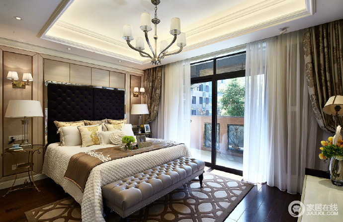 卧室拥有大面积的落地窗，带入明朗的自然光线；室内从床头软包到地面透着丰富的层次感，而主打的温暖的棕色系，则让空间温馨雅贵的气质被诠释出来。