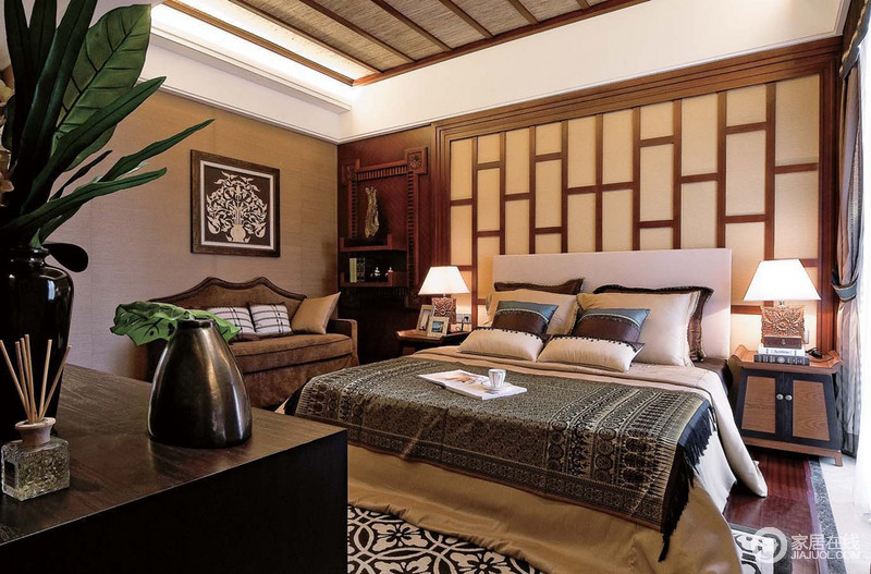 卧室采用木条的方式来装饰吊顶和背景墙，以几何设计提升空间的质感；棕褐色的基调给人沉稳，搭配东南亚风的家具和软装配饰，颇有异域温馨。