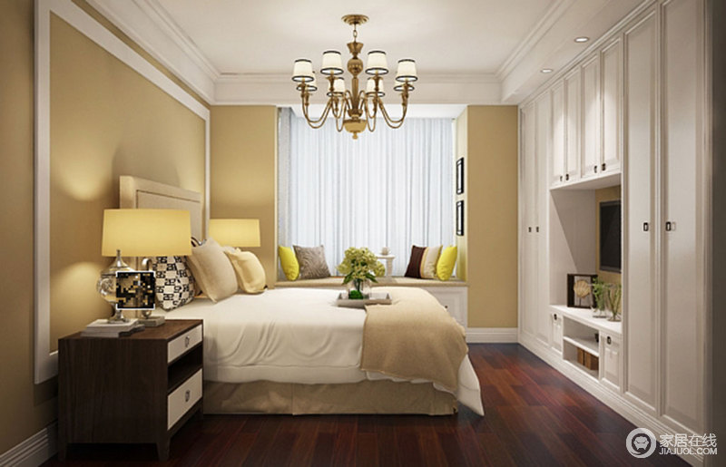 黄色立面与整体衣柜搭配出明净的氛围，驼色调的床品带来自由与灵动的融合之美，形成一派清暖。
