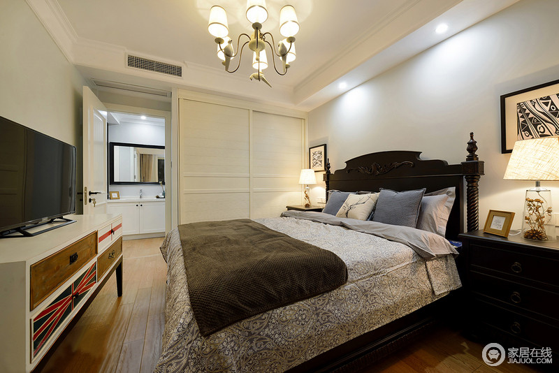 白色调的空间让美式褐木家具所填满，并巧妙地给予设计关联性；卧室是很温馨的赶脚，，