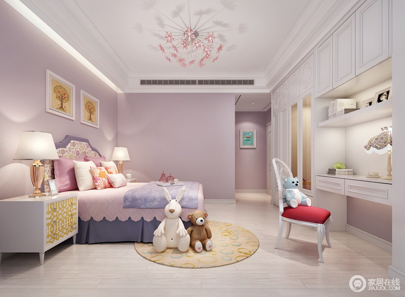 粉嫩的儿童房使用清新浅紫和纯净雅白为基调，使空间处处体现着专属儿童的活泼青春感，逗趣的卡通玩物，也带来欢快的童真，就连顶灯都是浪漫优美的花朵造型。