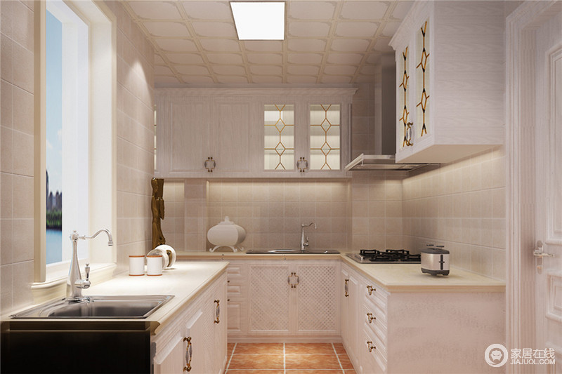 简约的厨房以通透的白色为主，富含欧式元素的整体橱柜上，点缀的金色装饰，增添空间的一抹轻奢气质。复古的暖黄地砖，带来自然的温和质感。