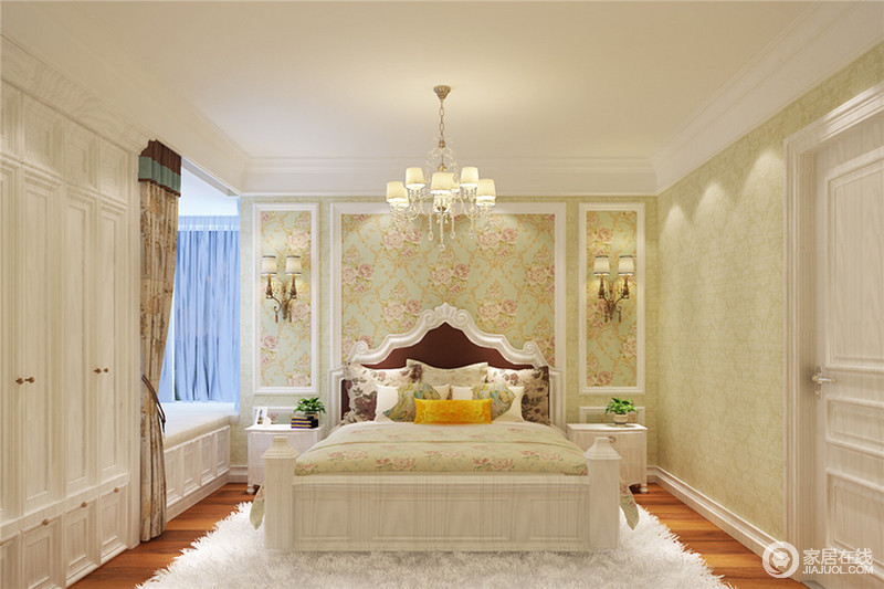 朴质自然的花卉壁纸铺满整个卧室，带来悠闲、小资的舒适惬意。长绒毛地毯质地柔软，增加空间的温暖度，并与顶面衣柜色调呼应，飘窗也被改造成休闲区域。