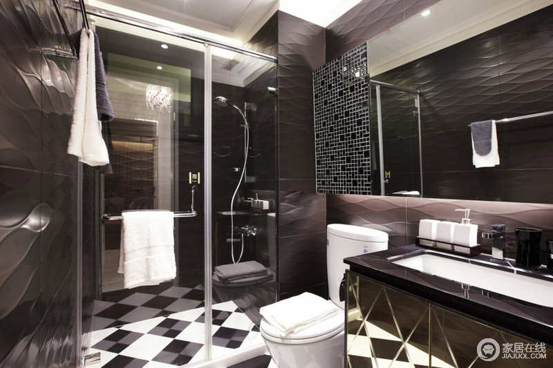 卫浴间利用大面积黑色波纹瓷砖铺贴墙面，塑造出有触感的肌理，白色卫浴产品带来经典艺术之配，与黑白菱形地砖相映成趣，野性十足。
