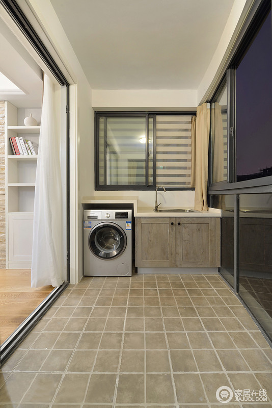 盥洗台实木制作体现出浓重的现代美式风味；可以看的出卫生间的空间很大，舒适实用。
