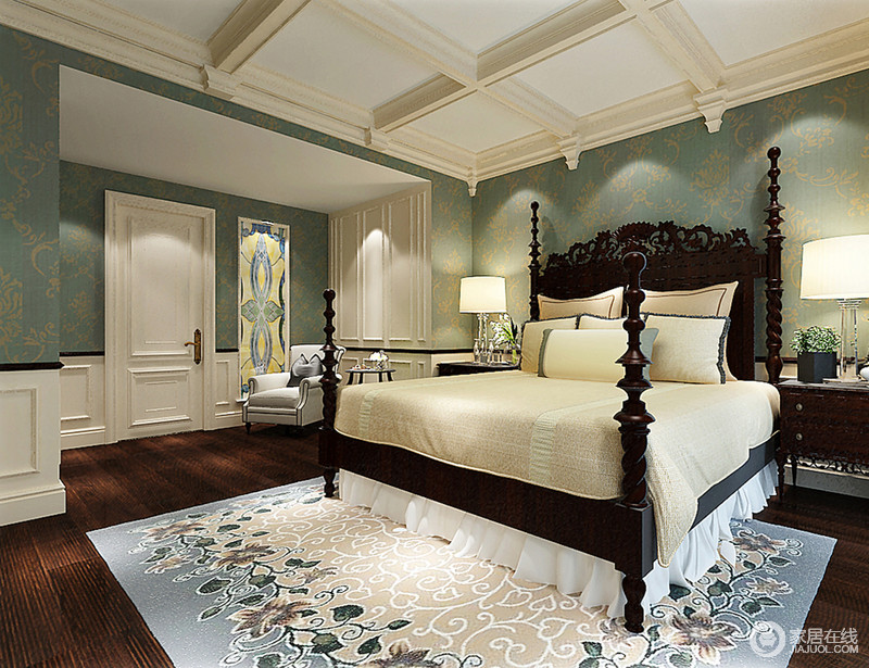 绿色花纹壁纸让卧室清爽也活力，亚麻材质的床品因黑色欧式四柱床庄重而富有古韵，蓝色花朵地毯更强化了空间的爽朗。